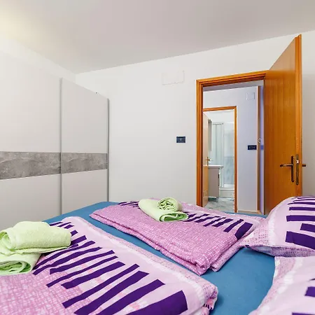 Idyllisches Nur 300 Meter Zum Mit Meerblick, Whirlpool, Grill Appartement Novi Vinodolski