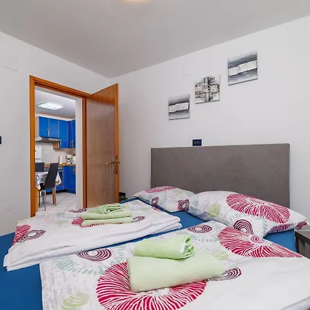 Appartement Idyllisches Nur 300 Meter Zum Mit Meerblick, Whirlpool, Grill