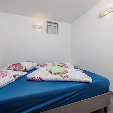 Idyllisches Nur 300 Meter Zum Mit Meerblick, Whirlpool, Grill Appartement Novi Vinodolski