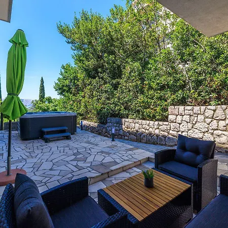 Idyllisches Nur 300 Meter Zum Mit Meerblick, Whirlpool, Grill Apartman Novi Vinodolski