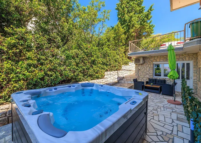 Idyllisches Nur 300 Meter Zum Mit Meerblick, Whirlpool, Grill Lejlighed Novi Vinodolski