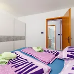 Idyllisches Nur 300 Meter Zum Mit Meerblick, Whirlpool, Grill Apartamento Novi Vinodolski
