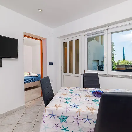 Idyllisches Nur 300 Meter Zum Mit Meerblick, Whirlpool, Grill Novi Vinodolski