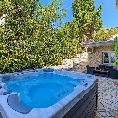 Idyllisches Nur 300 Meter Zum Mit Meerblick, Whirlpool, Grill Apartament Novi Vinodolski